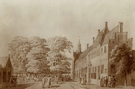 Pentekening van de Brink te Assen, gemaakt door Hendrik Tavenier, naar een oudere tekening door Cornelis Pronk. Rechts het oude Landshuis en op het plein ervoor een aantal personen en vee. 