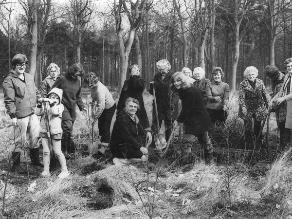 Plattelandsvrouwen tijdens de Boomplantdag in Havelte in 1974. Collectie: gemeente Havelte